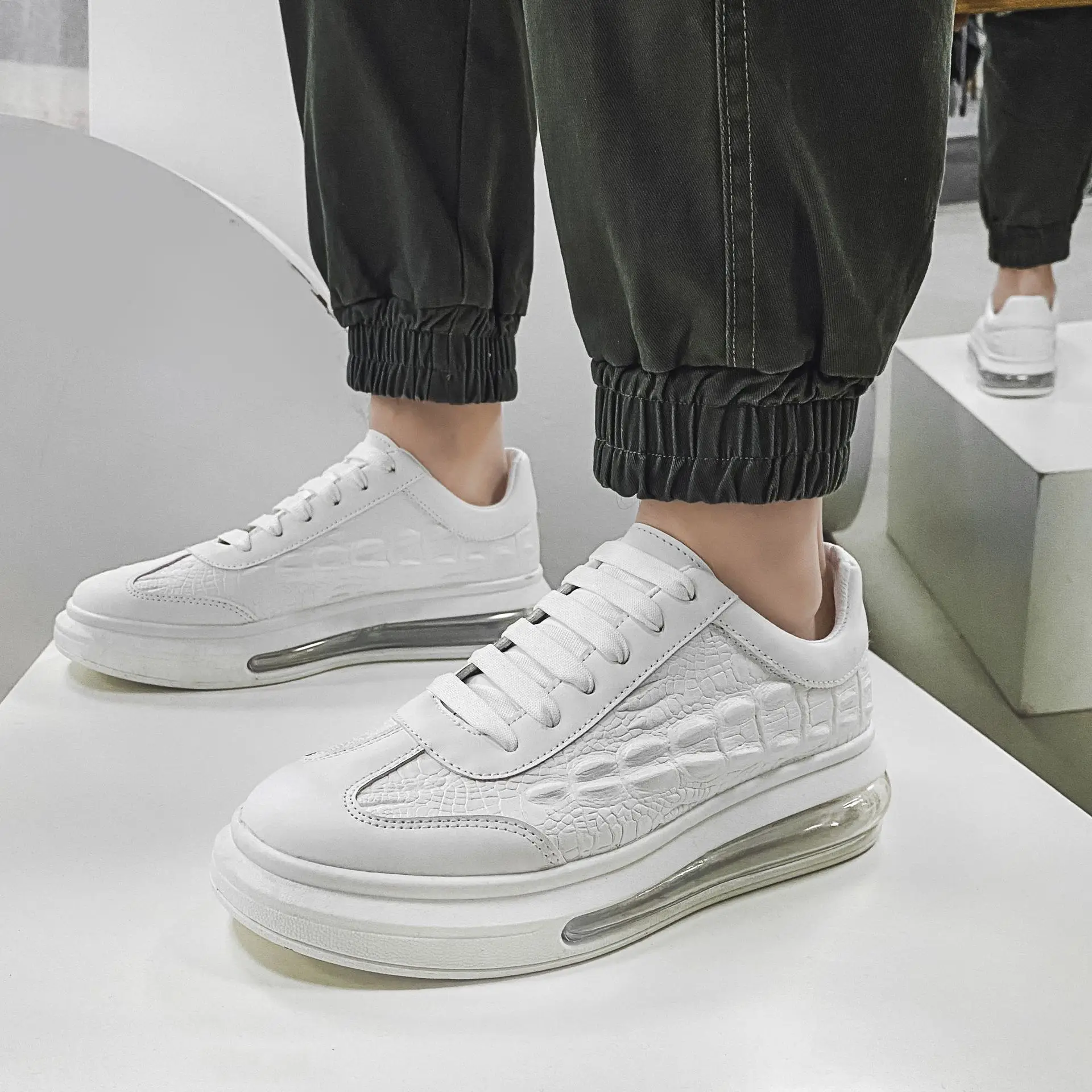 Winter Thick Soled Sneakers for Men Crocodile Pattern Board Shoes Man Tenis Masculino Low Top Shoes Men Sport Gym Shoes Men 
Winter Thick Soled Sneakers for Men Crocodile Pattern Board Shoes Man Tenis Masculino Low Top Shoes Men Sport Gym Shoes Men