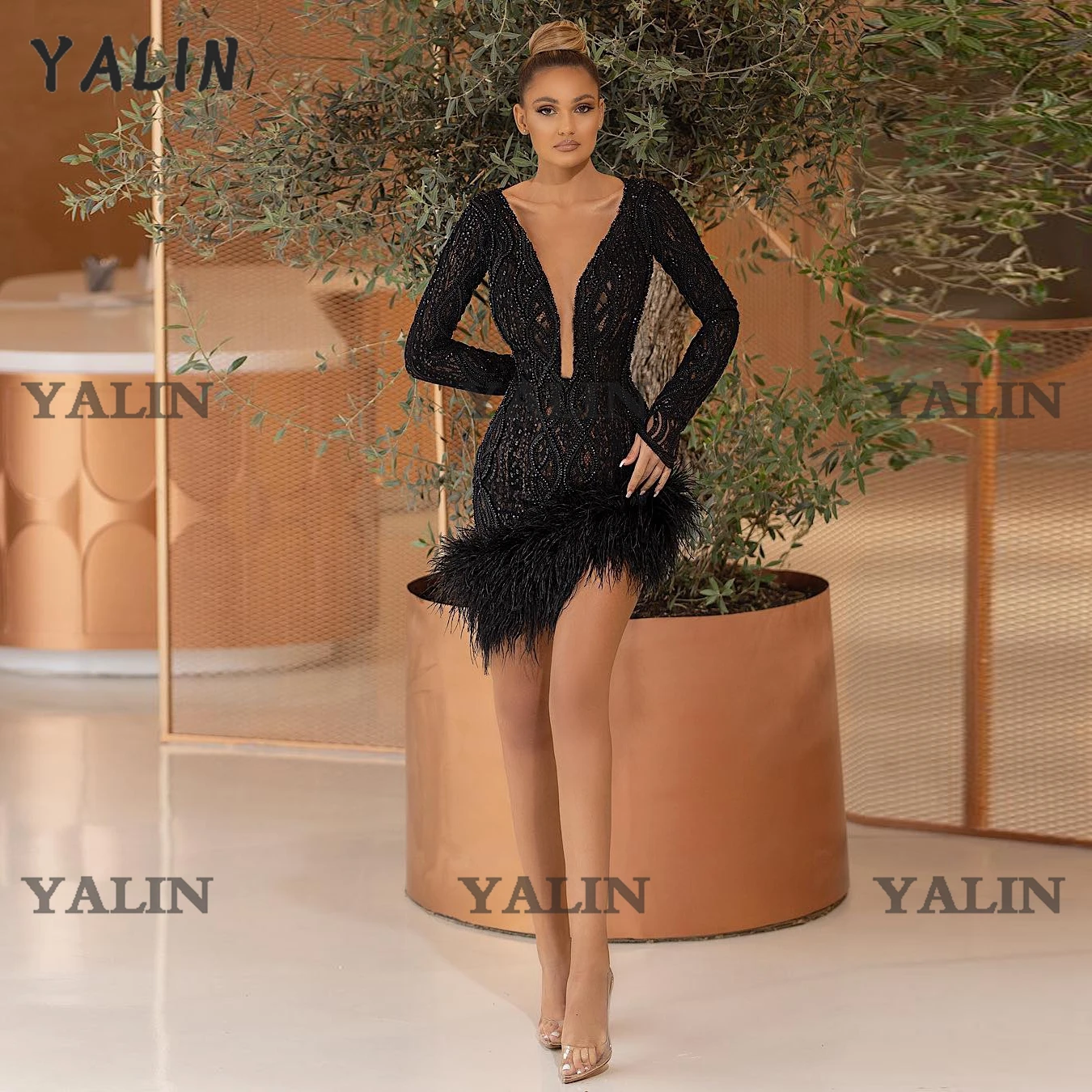 YALIN Sexy Deep V-Neck Cocktail Party Dress Mini Long Sleeves Feather Beads Prom Dresses Short Black Glitter Evening Gown
YALIN Sexy Deep V-Neck Cocktail Party Dress Mini Long Sleeves Feather Beads Prom Dresses Short Black Glitter Evening Gown