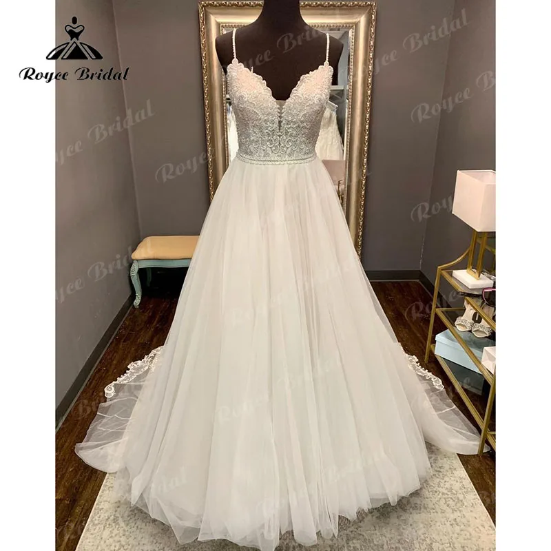 Modest Lace Beadings Backless Wedding Dress 2023 V Neck Spaghetti Straps A Line Boho Bridal Gowns vestidos elegantes para mujer
Modest Lace Beadings Backless Wedding Dress 2023 V Neck Spaghetti Straps A Line Boho Bridal Gowns vestidos elegantes para mujer