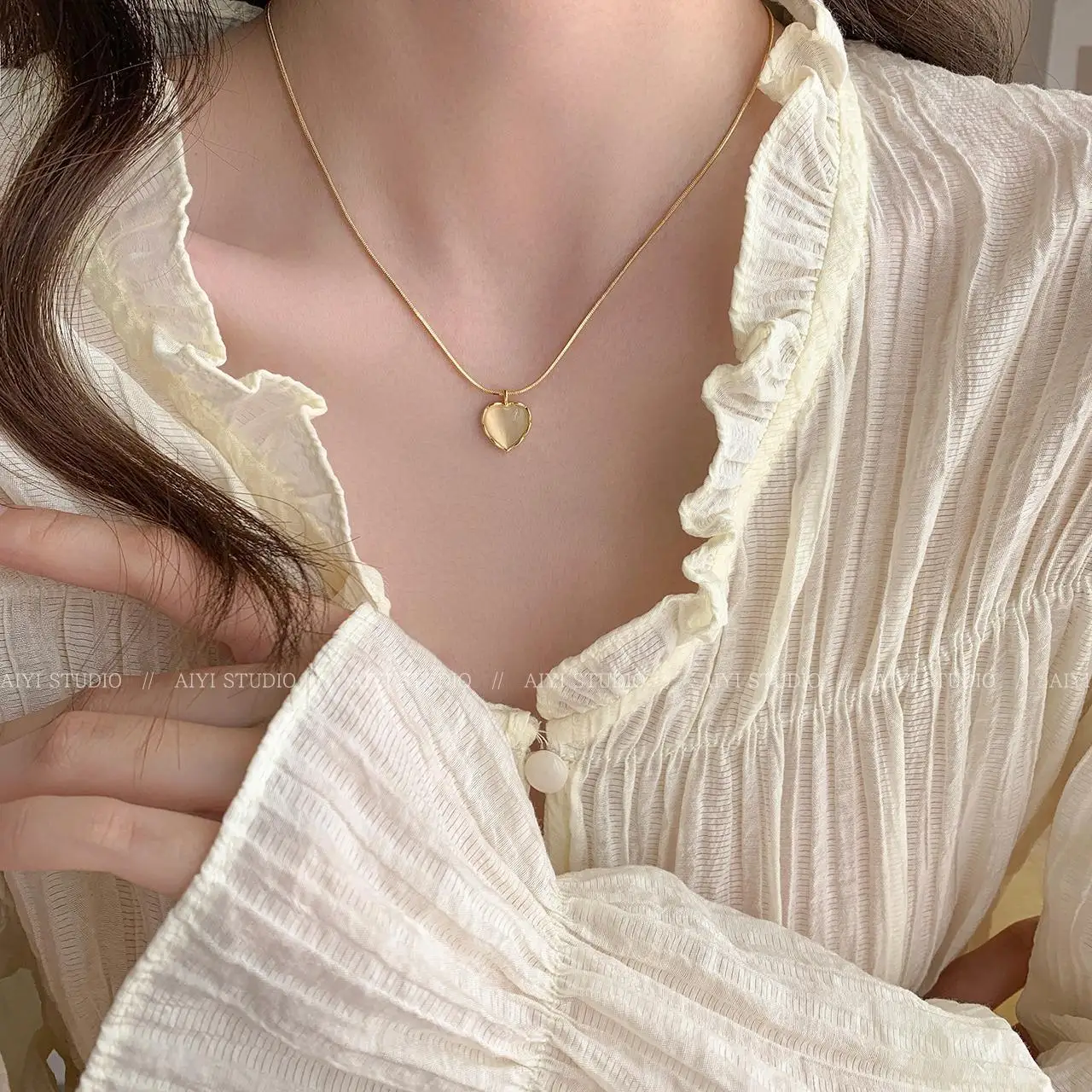 

Love Necklace 2023 New Explosive Style Women's Clavicle Chain High-Level Design Sense Minority Light Luxury Necklace Pendant