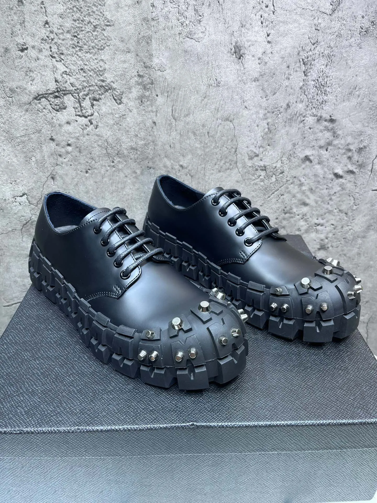 Spring and summer new men's dress leather shoes calf leather nail decoration round toe slim men's shoes
Spring and summer new men's dress leather shoes calf leather nail decoration round toe slim men's shoes