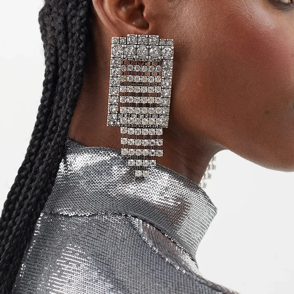 2023 New Trend Metal Rhinestone Geometric Tassel Earrings Wedding Luxury Banquet Jewelry Women's Charm Creative Accessories Gift
2023 New Trend Metal Rhinestone Geometric Tassel Earrings Wedding Luxury Banquet Jewelry Women's Charm Creative Accessories Gift