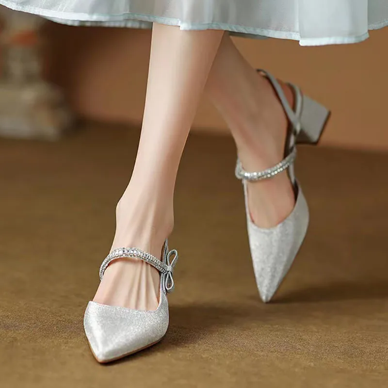 Женские босоножки на высоком каблуке, с острым носком 
Женские босоножки на высоком каблуке, с острым носком