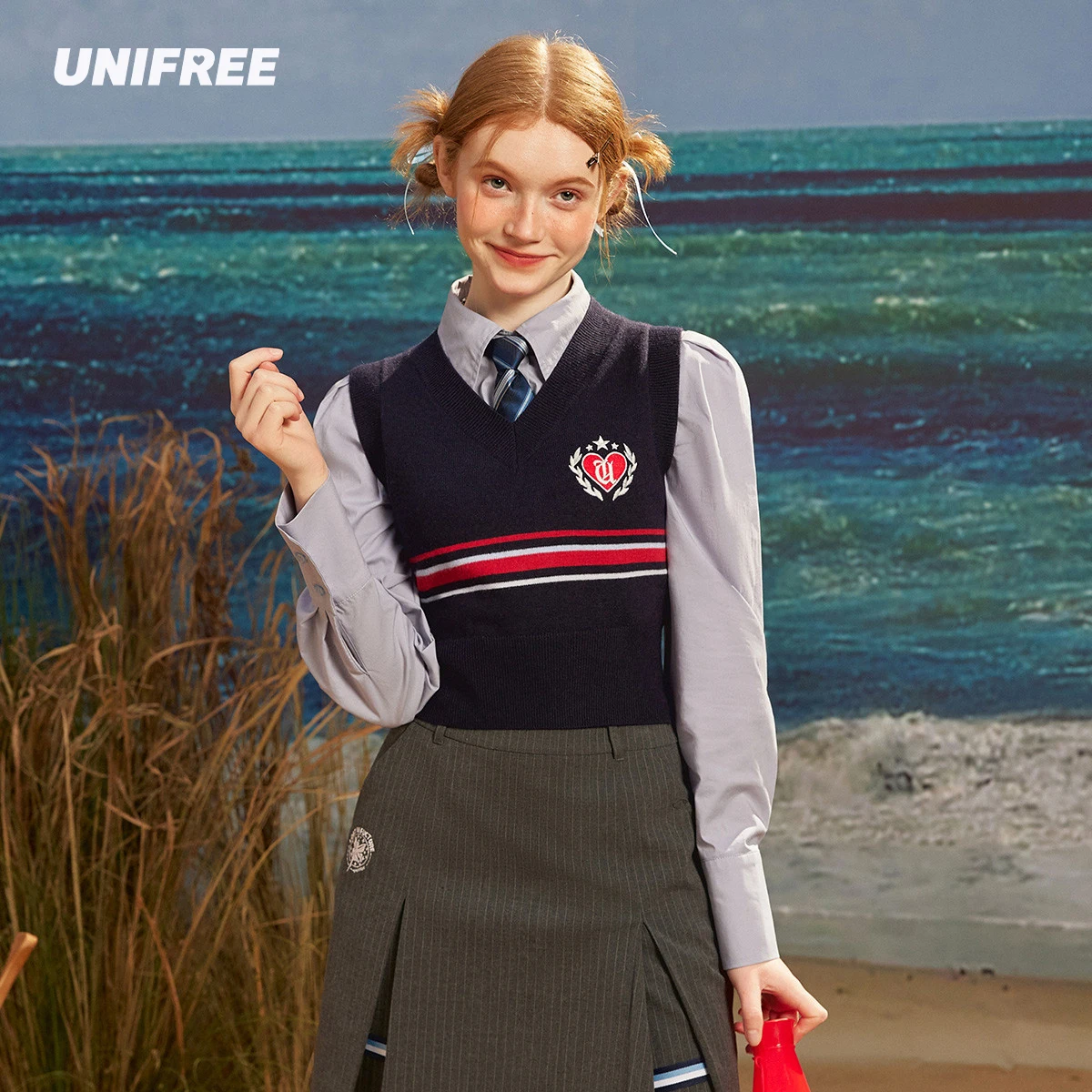 UNIFREE Preppy Style Knitted Sweater Vest Women V-neck Sleeveless Pullovers Korean Fashion Casual Jumper 2023 Spring Autumn New 
UNIFREE Preppy Style Knitted Sweater Vest Women V-neck Sleeveless Pullovers Korean Fashion Casual Jumper 2023 Spring Autumn New