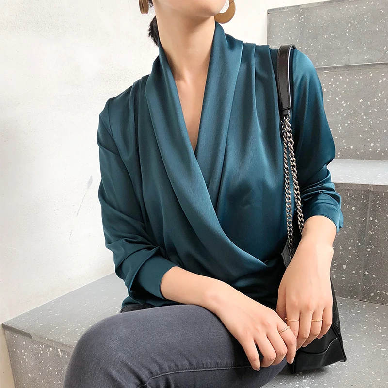 Autumn Spring French Silk Satin Shirts Women Sexy V-neck Long Sleeve Fashion Women Shirt Lady Office Blouses Female Loose 2022
Autumn Spring French Silk Satin Shirts Women Sexy V-neck Long Sleeve Fashion Women Shirt Lady Office Blouses Female Loose 2022