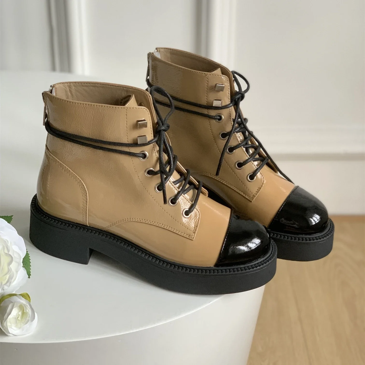 New Shoes For Women Genuine Leather Boots Med Heels Ankle Boots Flat Platform Metal Decoration Designer Shoes Zapatillas Mujer
New Shoes For Women Genuine Leather Boots Med Heels Ankle Boots Flat Platform Metal Decoration Designer Shoes Zapatillas Mujer