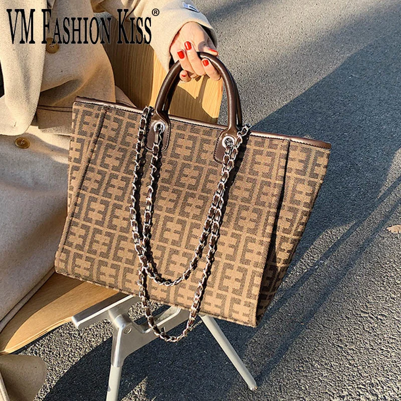 VM FASHION KISS Женская вместительная Классическая Холщовая Сумка с цепочкой и надписью, сумка-тоут, сумки на плечо для женщин с верхней ручкой
VM FASHION KISS Женская вместительная Классическая Холщовая Сумка с цепочкой и надписью, сумка-тоут, сумки на плечо для женщин с верхней ручкой