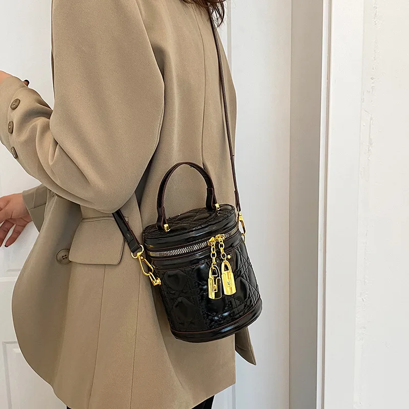 PU Leather Shining Tote Bag for Women High Quality Shoulder Bag Fashion Purses and Handbag Designer Crossbody Bag Bucket Bag
PU Leather Shining Tote Bag for Women High Quality Shoulder Bag Fashion Purses and Handbag Designer Crossbody Bag Bucket Bag