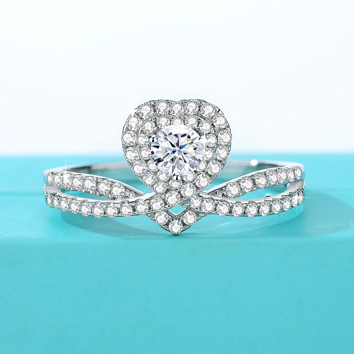 

Женское серебряное кольцо с бриллиантами, 925 карата