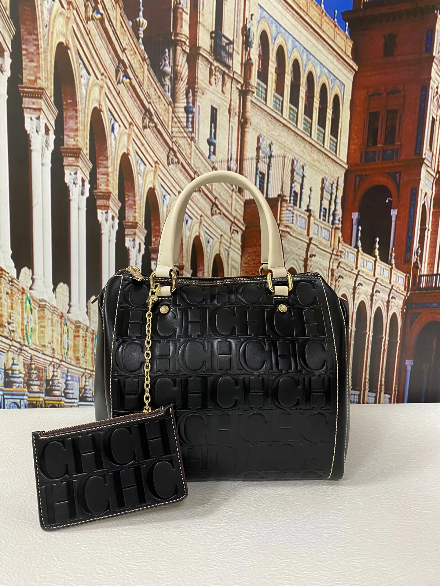 100% Leather texture Luxury Brand Pillow Bag New Three-color Printing Letter CHHC Pattern Retro Solid Color Boston Female Bag
100% Leather texture Luxury Brand Pillow Bag New Three-color Printing Letter CHHC Pattern Retro Solid Color Boston Female Bag