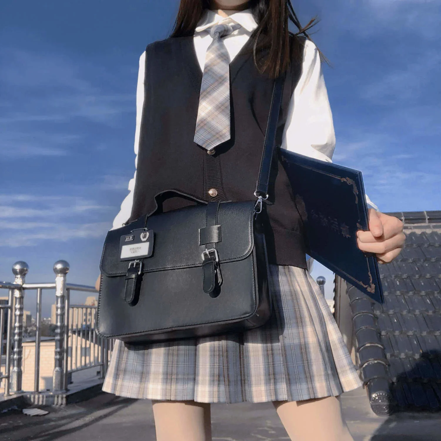 Vintage Women's Bag 2022 Trend British Style Large Capacity JK Uniform Messenger Bag Fashion Students Mochilas Para Mujer
Vintage Women's Bag 2022 Trend British Style Large Capacity JK Uniform Messenger Bag Fashion Students Mochilas Para Mujer