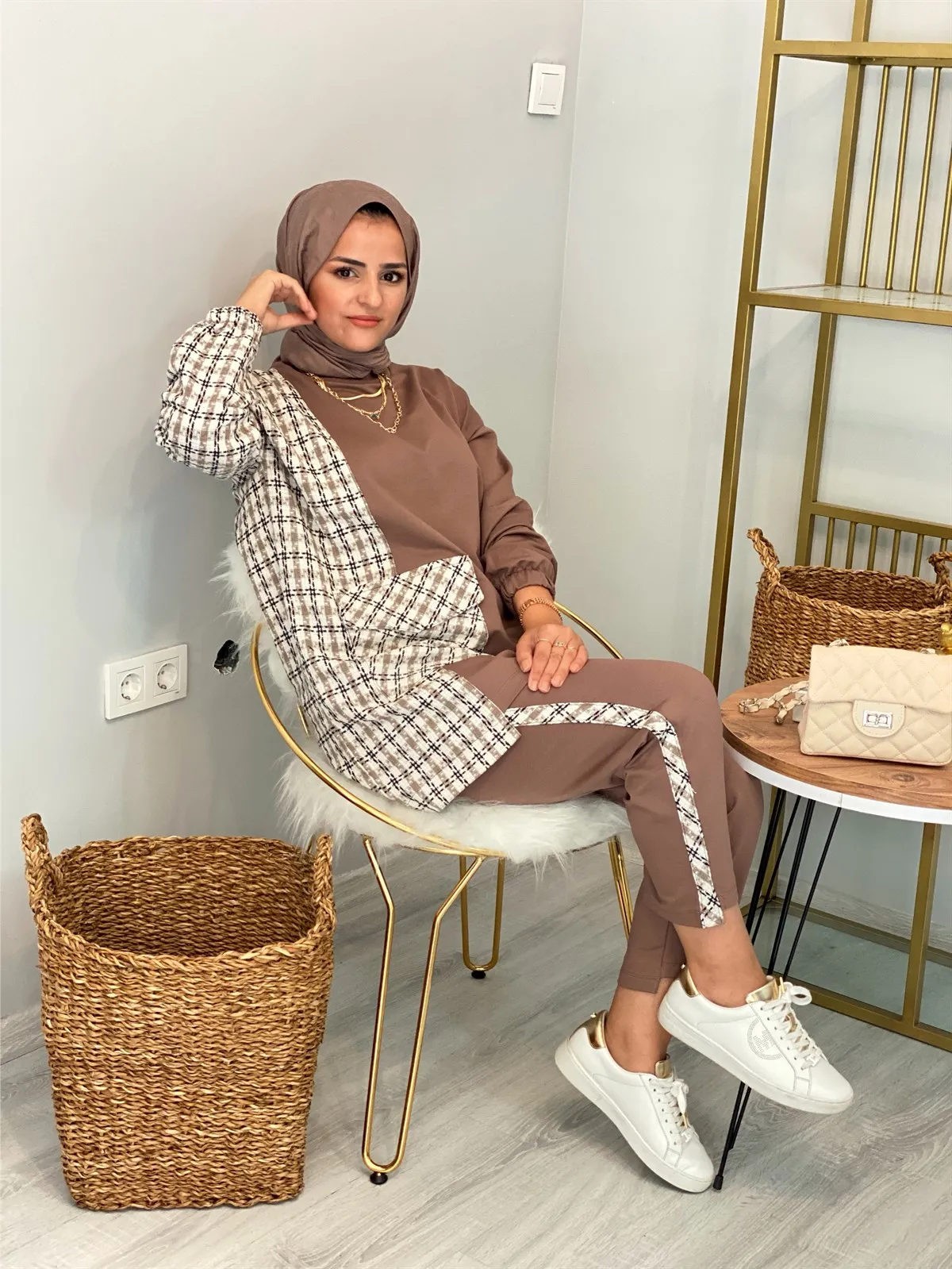 Women suit elegant stripe detail cotton casual seasonal two colors hijab Muslim 2022 model suit Muslim fashion Islamic clothing
Women suit elegant stripe detail cotton casual seasonal two colors hijab Muslim 2022 model suit Muslim fashion Islamic clothing