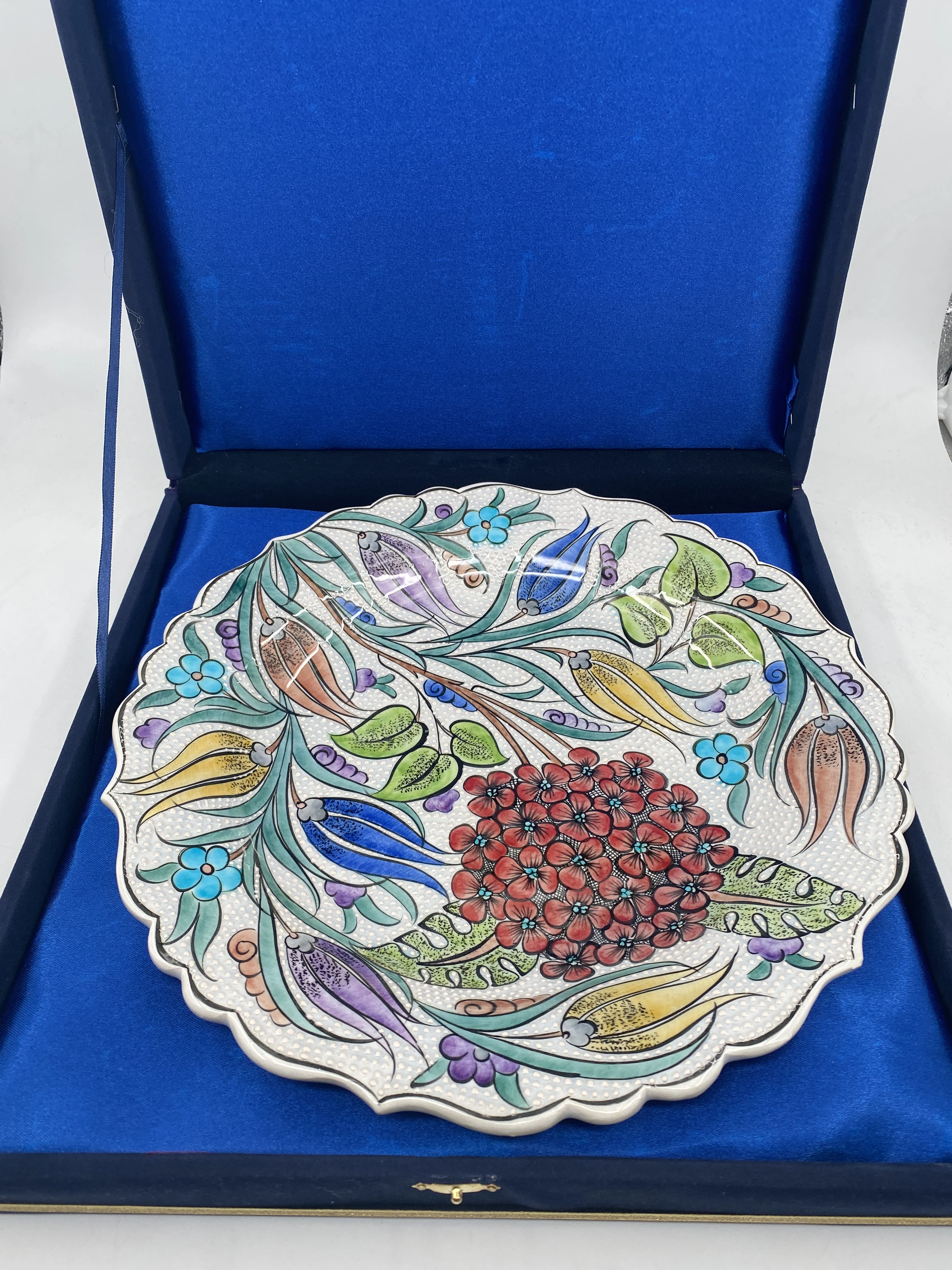 Hand painted Turkish ceramic decorative plate 12 "hand-made flower design home decor perfect for gift custom velvet box
Hand painted Turkish ceramic decorative plate 12 "hand-made flower design home decor perfect for gift custom velvet box