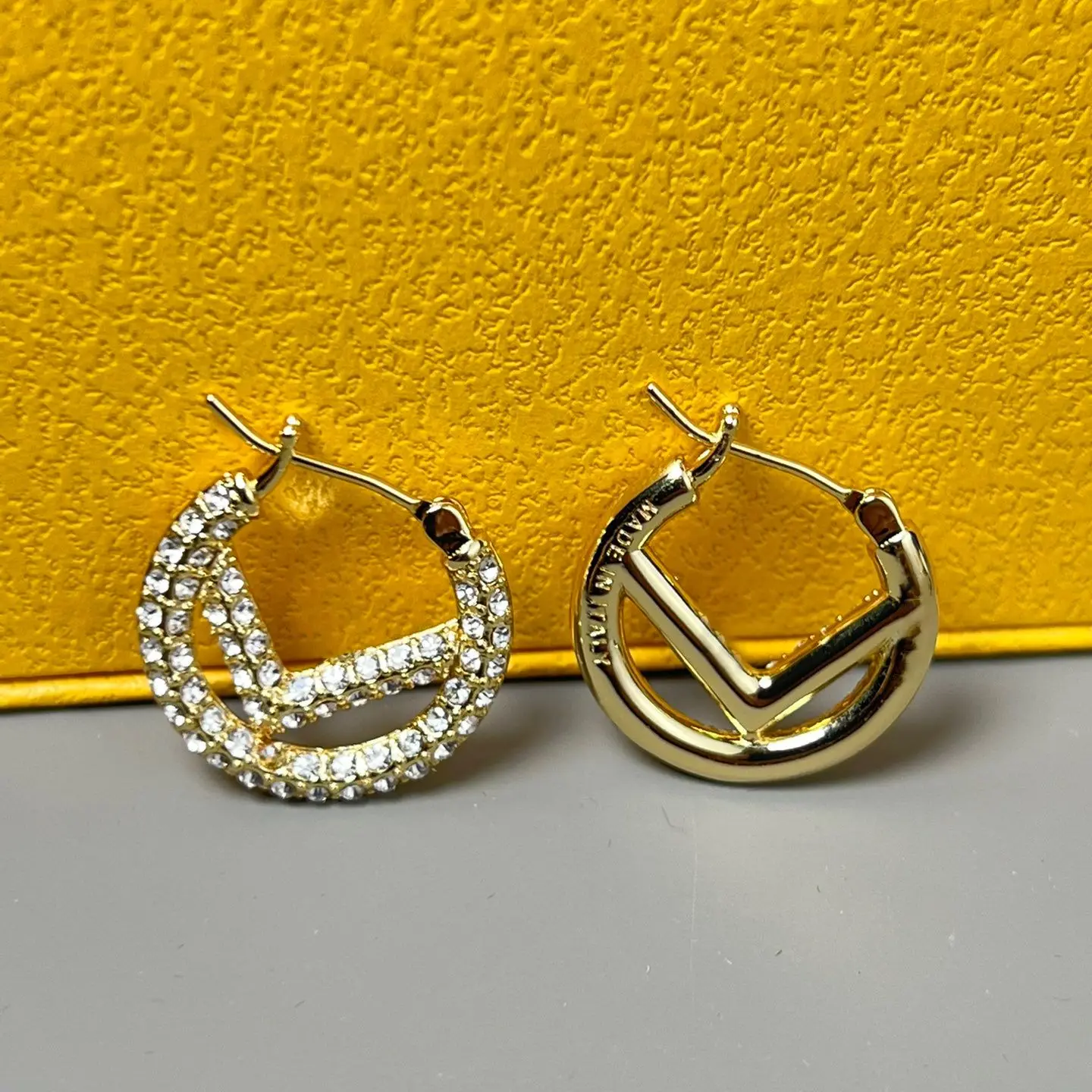 New classic luxury brand letters ladies diamond stud earrings quality women's jewelry fashion party gifts
New classic luxury brand letters ladies diamond stud earrings quality women's jewelry fashion party gifts