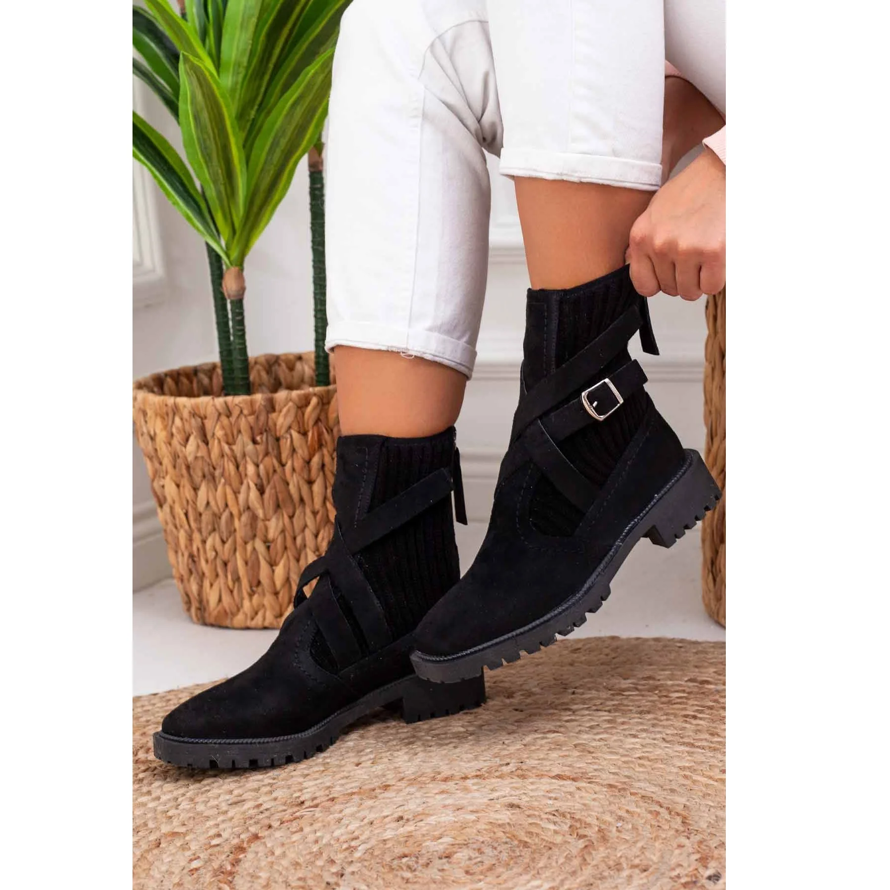 Black Color PU Suede Leather New Season 2021 Autmn Winter Fashion Stylish Comfortable Standard Mold Zipper Women Female Boots
Black Color PU Suede Leather New Season 2021 Autmn Winter Fashion Stylish Comfortable Standard Mold Zipper Women Female Boots