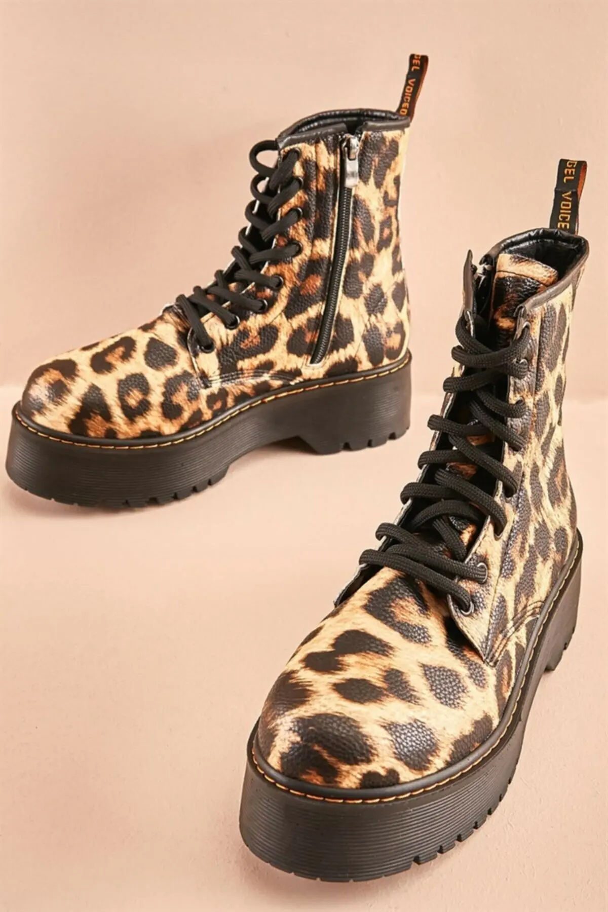 2021 Autumn Winter Leopard Pattern Women's Boots & Booties Faux Leather Thick Sole New Couple Shoes Girl Casual Motorcycle Boots
2021 Autumn Winter Leopard Pattern Women's Boots & Booties Faux Leather Thick Sole New Couple Shoes Girl Casual Motorcycle Boots