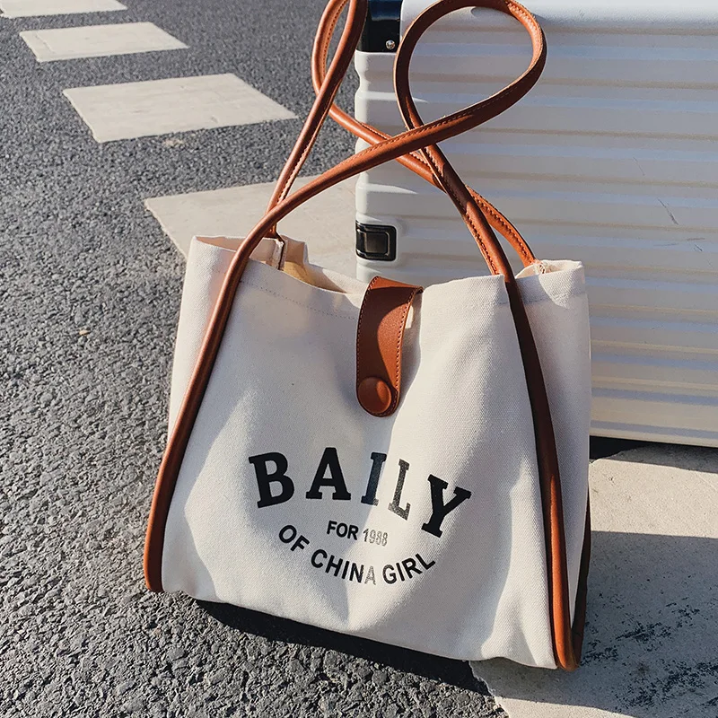 Новинка 2022, брендовая вместительная холщовая женская сумка-тоут через плечо в западном стиле с надписью
Новинка 2022, брендовая вместительная холщовая женская сумка-тоут через плечо в западном стиле с надписью