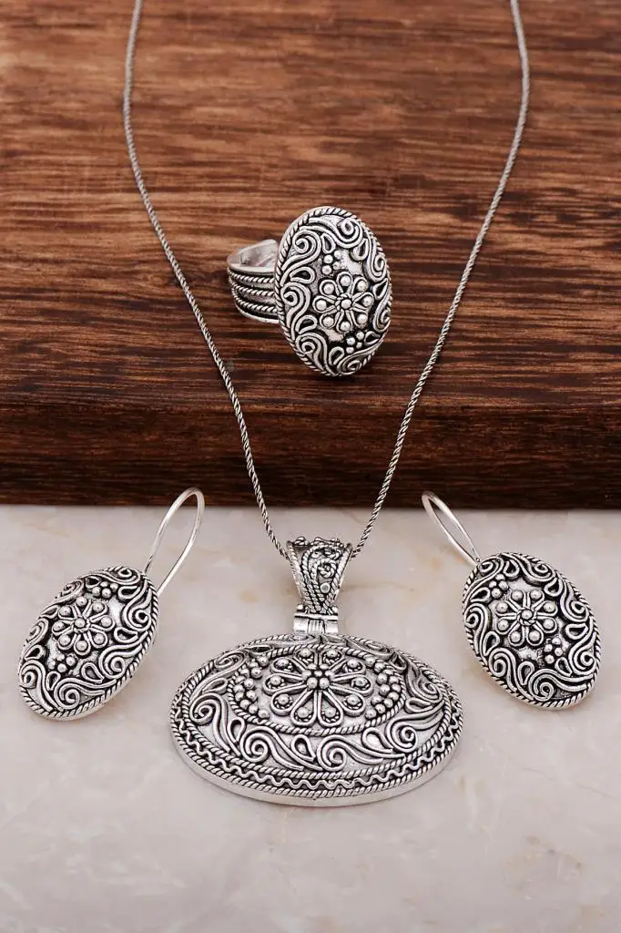 Filigree Embroidered Assyrian Handmade Silver Set 1875Hand Made Silver Jewellery Set
Filigree Embroidered Assyrian Handmade Silver Set 1875Hand Made Silver Jewellery Set