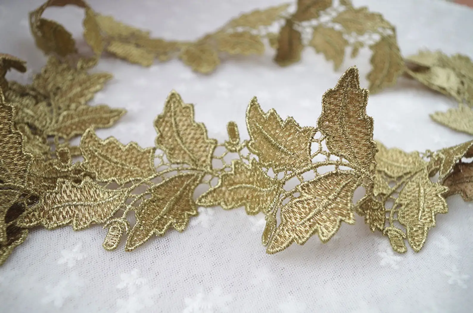 5 Yards Gold Lace Trim Gold Metallic Venice Lace Leaf Design and Scalloped Edging. Perfect for Gowns, Costumes and Home Decor
5 Yards Gold Lace Trim Gold Metallic Venice Lace Leaf Design and Scalloped Edging. Perfect for Gowns, Costumes and Home Decor