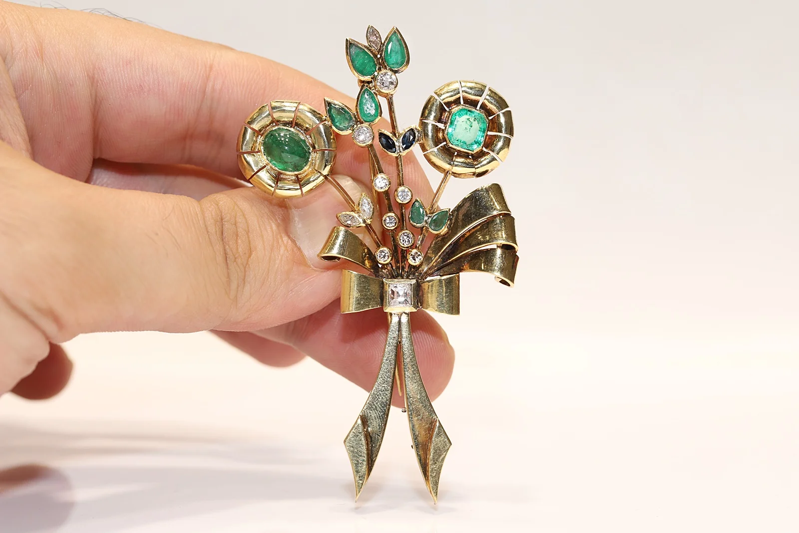Old Original Vintage 18k Gold Natural Diamond And Emerald Amazing Flowers Style Strong Brooche
Old Original Vintage 18k Gold Natural Diamond And Emerald Amazing Flowers Style Strong Brooche