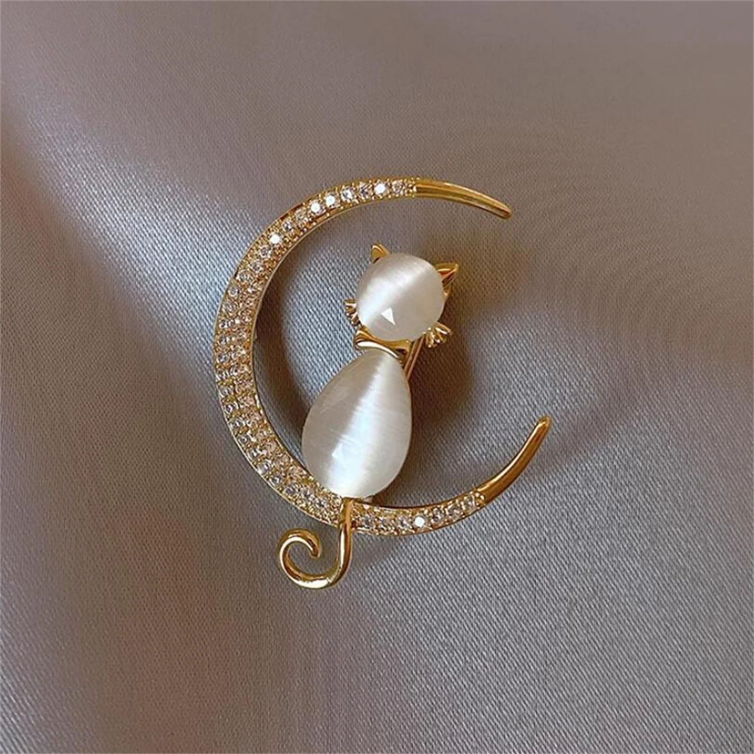 

Elegant Rhinestone Opal Stone Moon Cat Brooch Pin for Women Cute Kitten Animal Crystal Corsage Brooches Clothes Accessories Gift