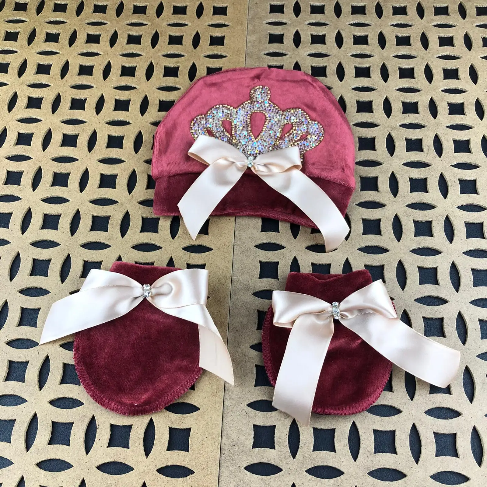 Velvet Baby Clothes 3 Piece Boy Girl 3 6 9 Months Long Sleeve Rompers Brand Designer Jumpsuit Pajamas Set Luxury Bebe Gift
Velvet Baby Clothes 3 Piece Boy Girl 3 6 9 Months Long Sleeve Rompers Brand Designer Jumpsuit Pajamas Set Luxury Bebe Gift