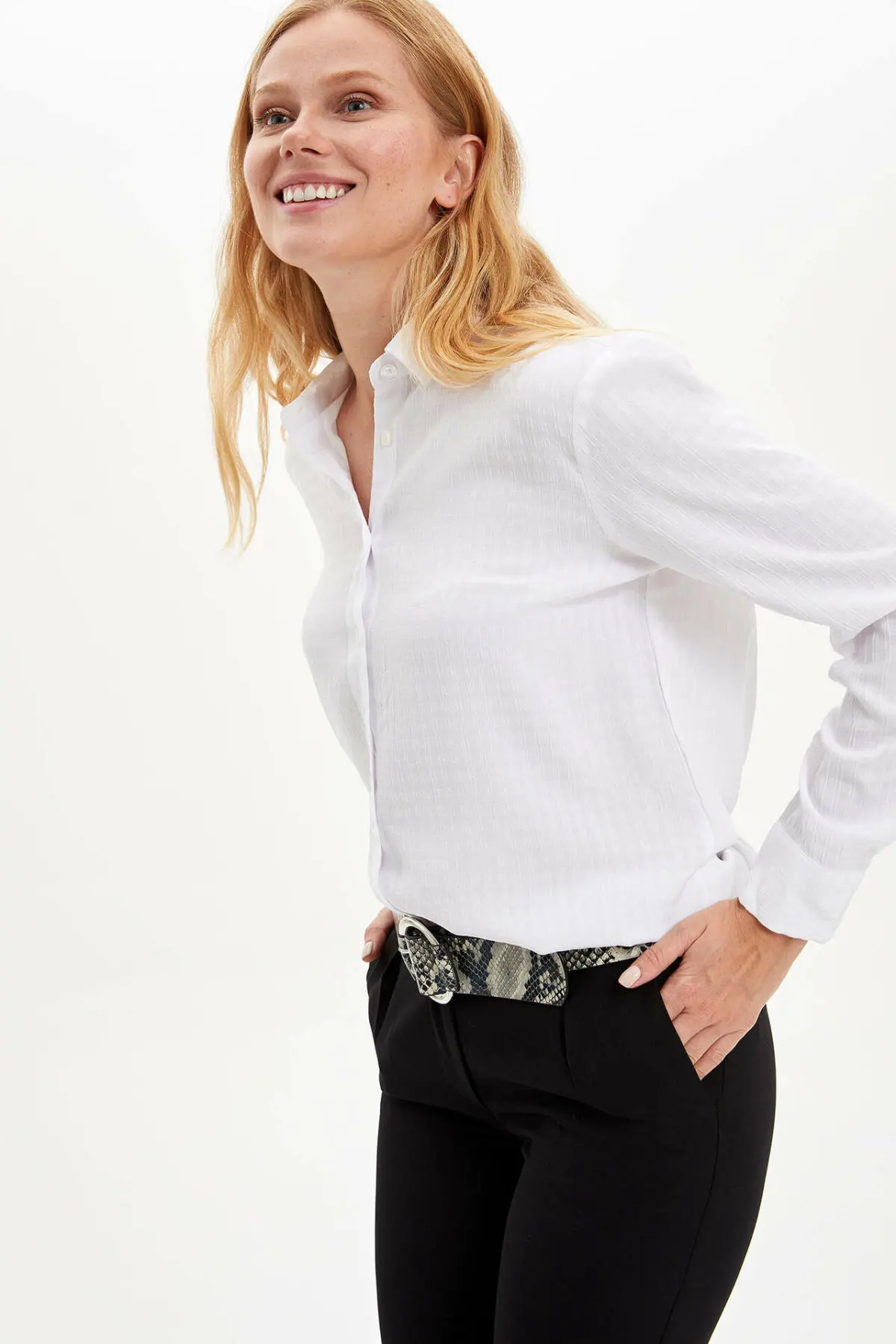 Фото Женская офисная блузка DeFacto повседневная однотонная с отложным воротником и