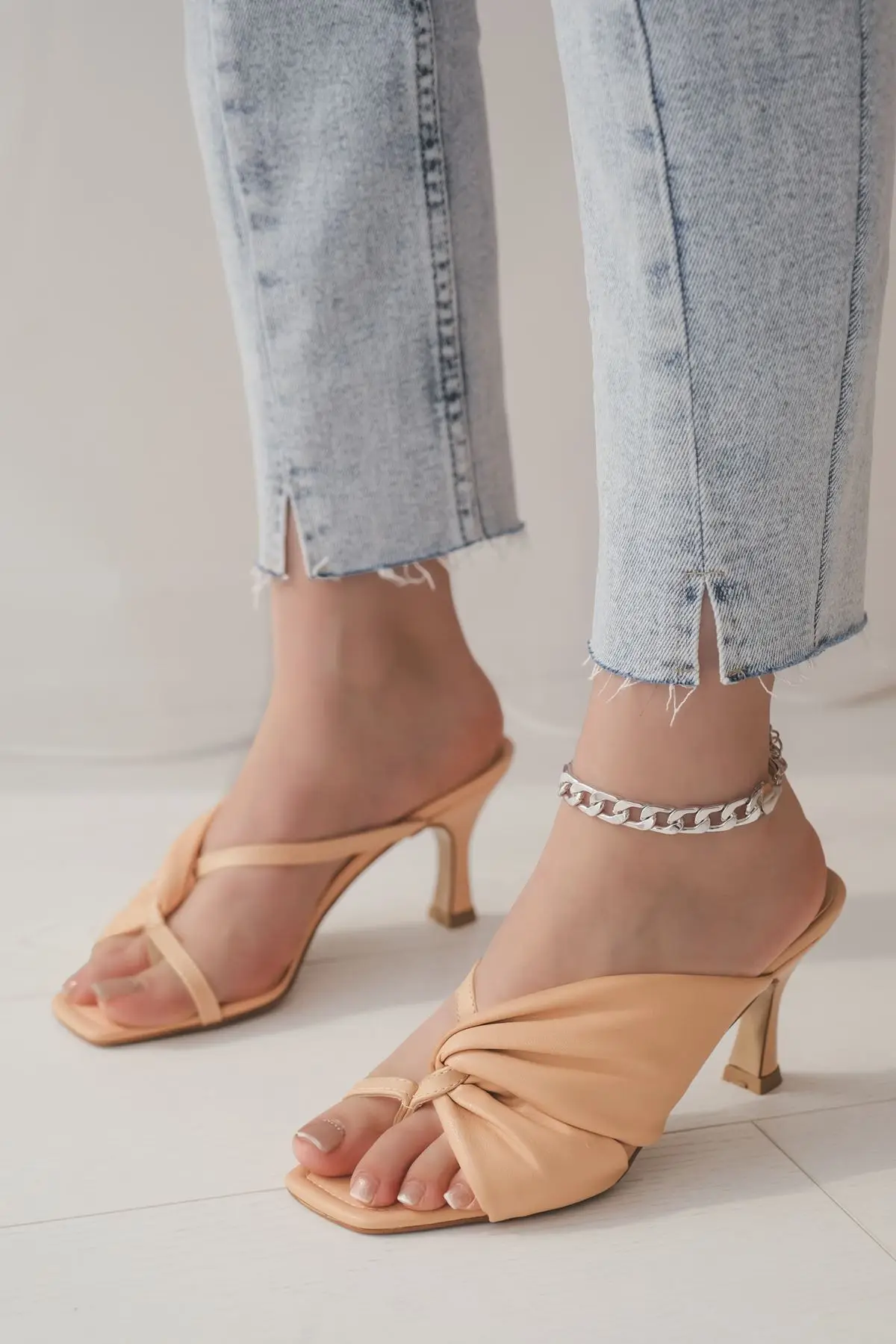 2021 Summer Women Matte Leather Flip-Flops High Heeled Slippers Sandals Designer Female Elegant Suıtable for Daily Lady Shoes
2021 Summer Women Matte Leather Flip-Flops High Heeled Slippers Sandals Designer Female Elegant Suıtable for Daily Lady Shoes
