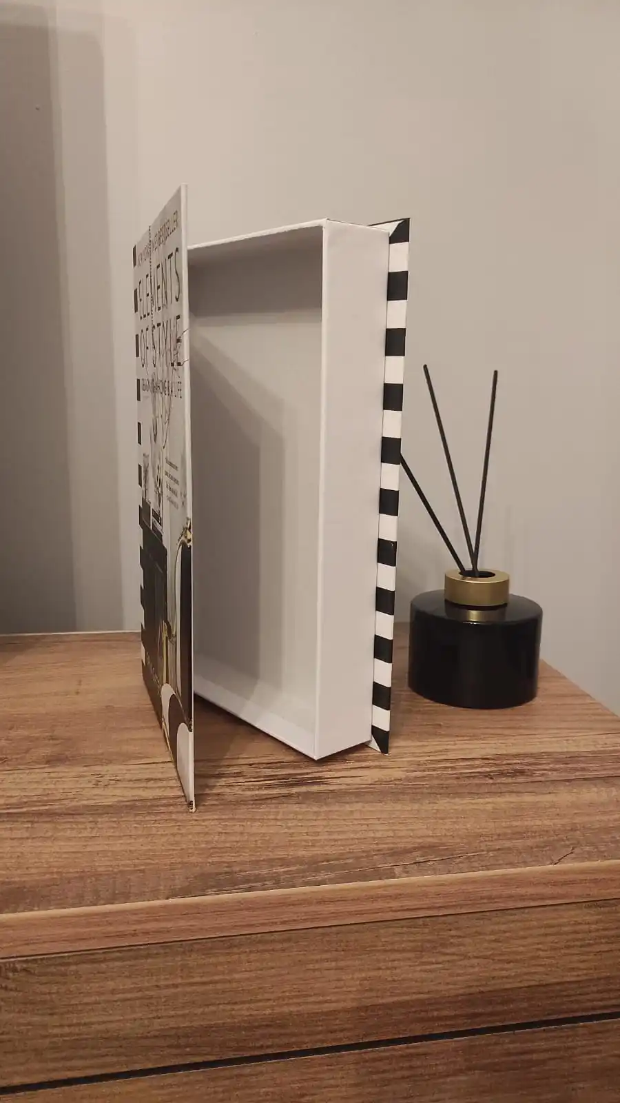 Organizer Openable Book Home Decoration Decorative Modern Simulation Storage Box Decor Club Hotel Room Model Book Box Office
Organizer Openable Book Home Decoration Decorative Modern Simulation Storage Box Decor Club Hotel Room Model Book Box Office