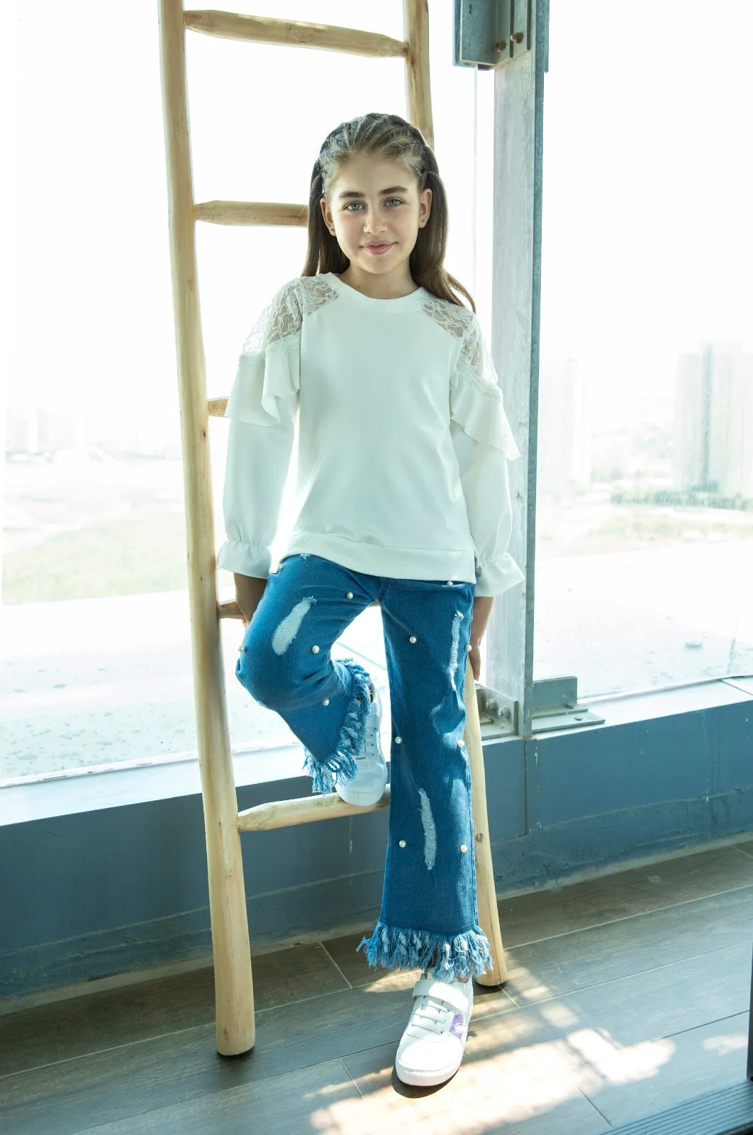 Girls' suit with frilled and elasticated sleeves and lycra jeans with pearl detail tasseled hems, black and white sweat color
Girls' suit with frilled and elasticated sleeves and lycra jeans with pearl detail tasseled hems, black and white sweat color