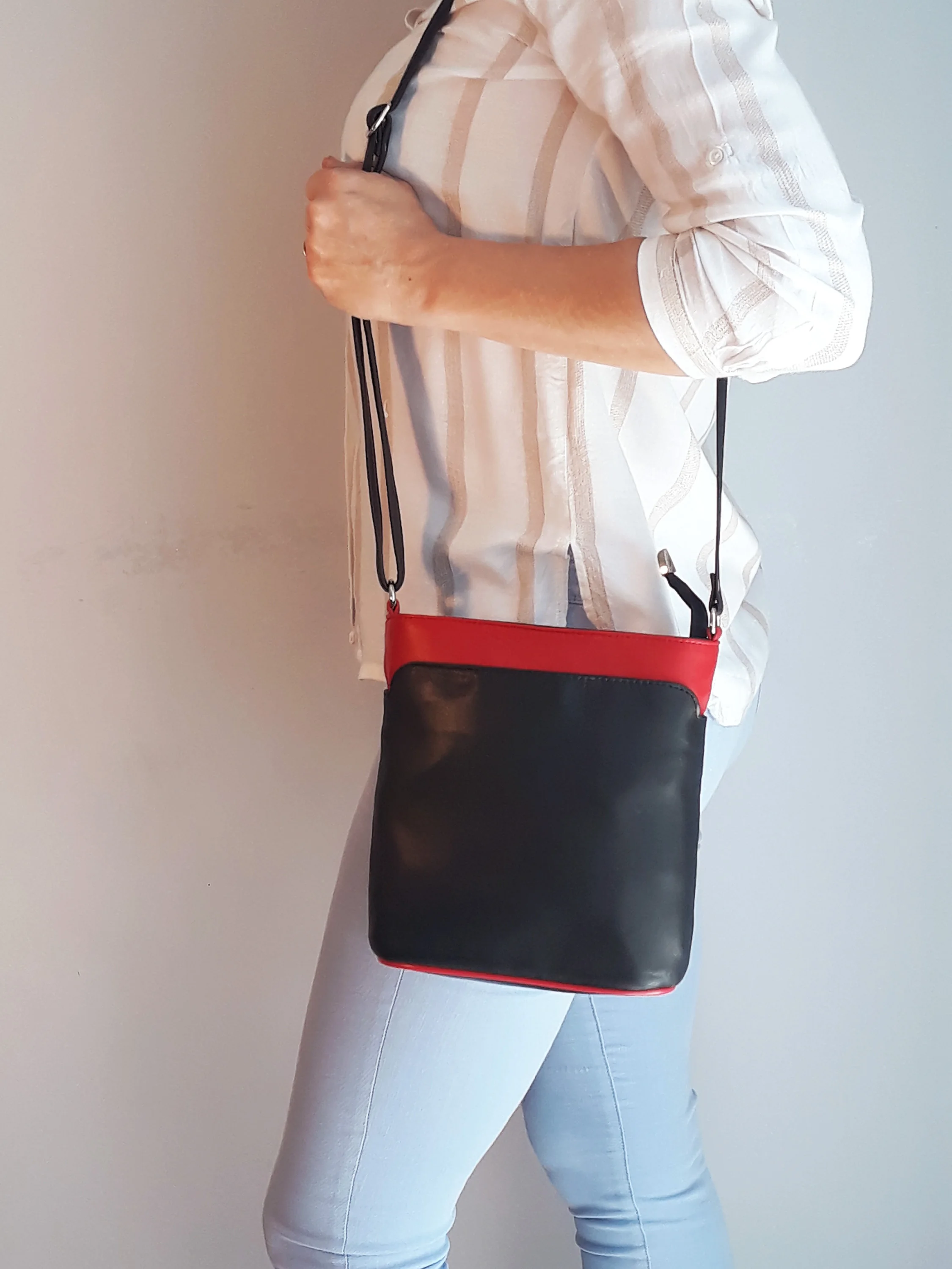 Medium Volume Lightweight Casual Women Bag with Genuine Lambskin Strap-Can be hung on the shoulder.
Medium Volume Lightweight Casual Women Bag with Genuine Lambskin Strap-Can be hung on the shoulder.