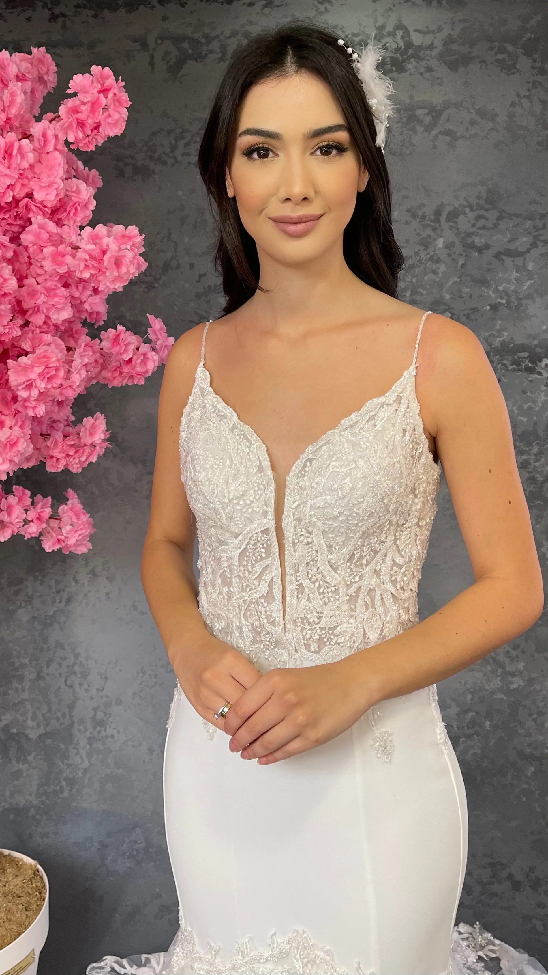 Women's Off White Strapped Lace Fish Gown With Pearl Button Bridal Dress Wedding Dress Model 2021 Bridesmaid Dresses
Women's Off White Strapped Lace Fish Gown With Pearl Button Bridal Dress Wedding Dress Model 2021 Bridesmaid Dresses