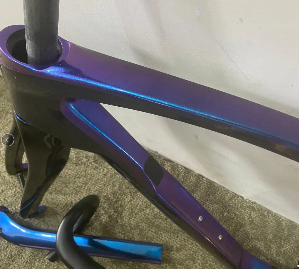 Black blue chameleon bike frame glossy 1k carbon fiber frameset can fit di2 and Mechanical groupset made in taiwan
Black blue chameleon bike frame glossy 1k carbon fiber frameset can fit di2 and Mechanical groupset made in taiwan