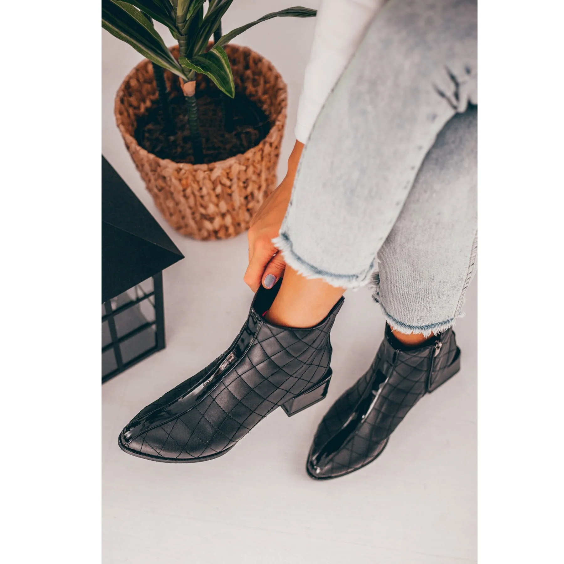 Black Color PU Leather Zipper New Season 2021 Winter Autmn Fashion Comfortable Standard Mold Different Heel Lady Women Boots
Black Color PU Leather Zipper New Season 2021 Winter Autmn Fashion Comfortable Standard Mold Different Heel Lady Women Boots