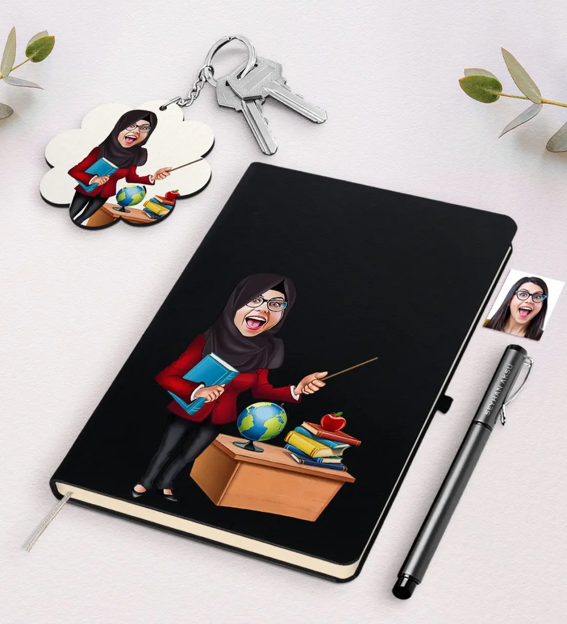 Personalized Women 'S Teacher Caricature Of Black Notebook Pen And Keychain Gift Seti-7
Personalized Women 'S Teacher Caricature Of Black Notebook Pen And Keychain Gift Seti-7