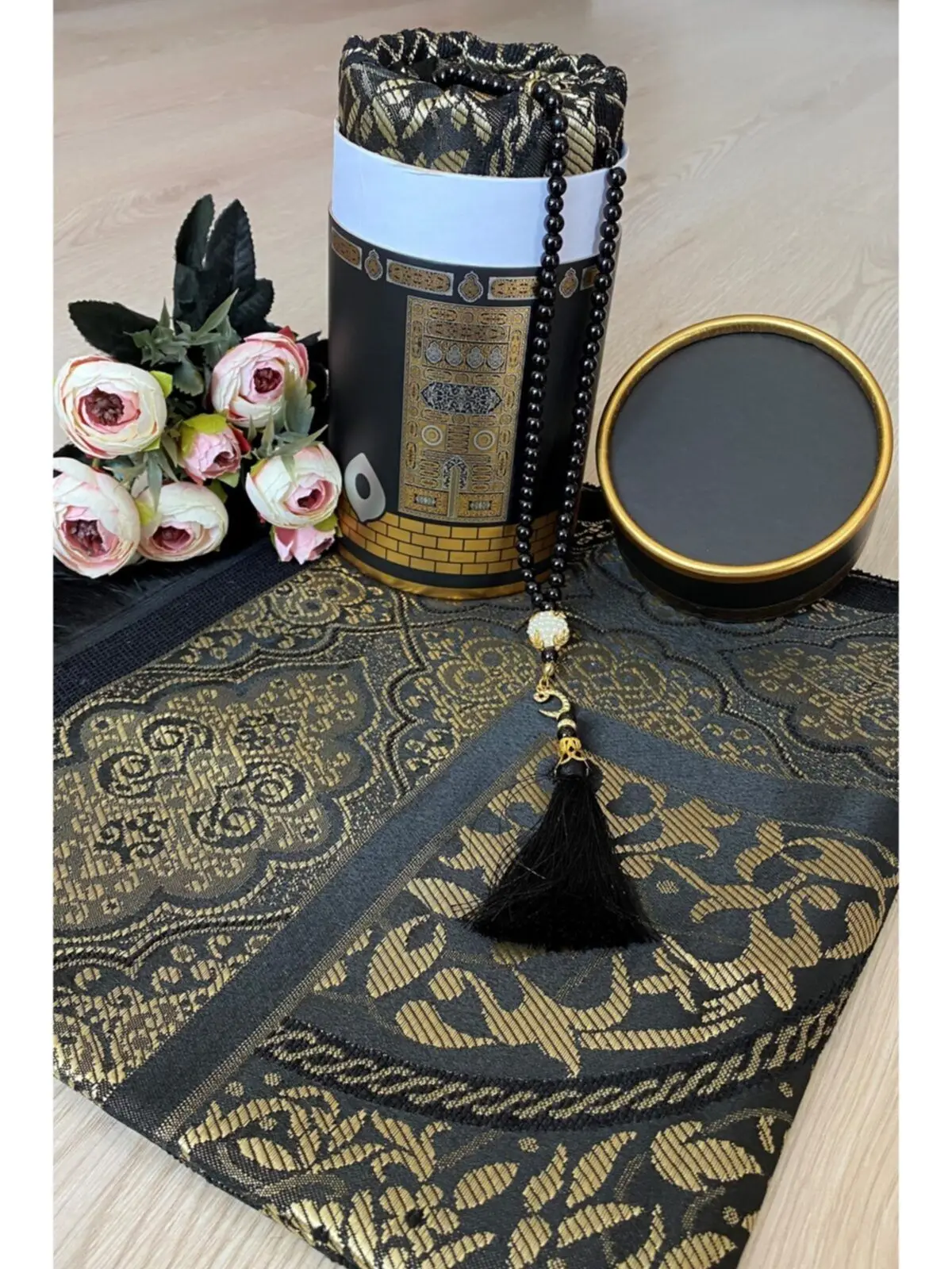 Kaba Pattern Boxed Prayer Rug Set Muslim Islamic Gift Black Polyester Prayer Beads Unisex Muslim Set Gift Mevlüt Carpet Arabic Islamic Items
Kaba Pattern Boxed Prayer Rug Set Muslim Islamic Gift Black Polyester Prayer Beads Unisex Muslim Set Gift Mevlüt Carpet Arabic Islamic Items