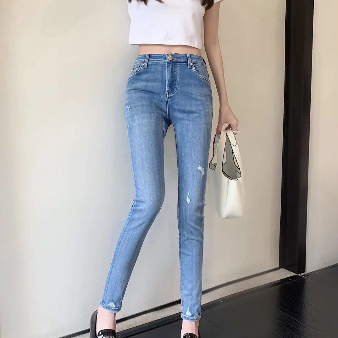 2022 New Women's Spring Summer Light Blue Washed Jeans Retro Worn Washed Cotton FD Jeans
2022 New Women's Spring Summer Light Blue Washed Jeans Retro Worn Washed Cotton FD Jeans