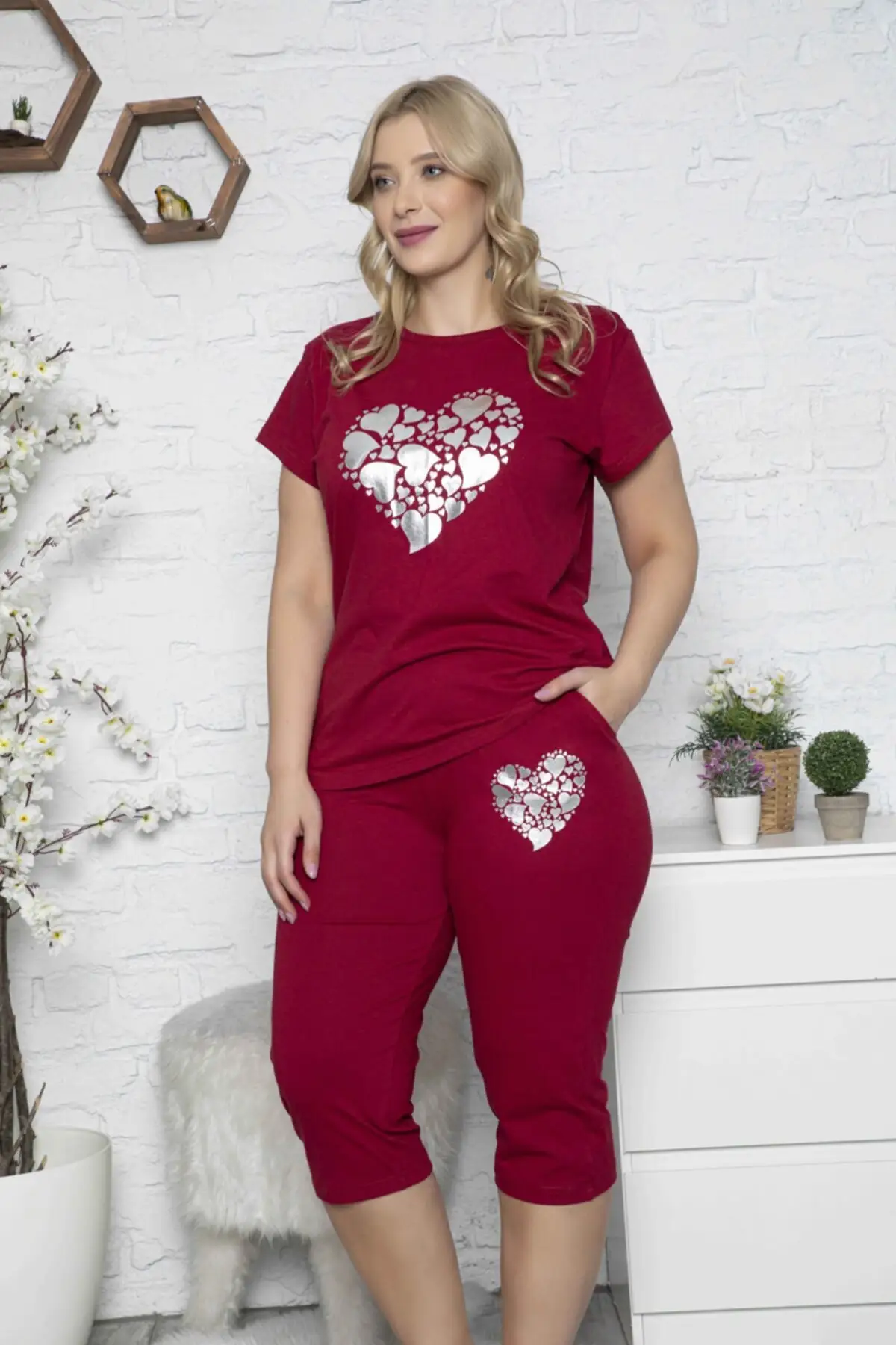 YENİ SEZON Kadın Bordo Renkli Büyük Beden Kapri Baskılı Kısa Kollu Battal Pijama Takım
YENİ SEZON Kadın Bordo Renkli Büyük Beden Kapri Baskılı Kısa Kollu Battal Pijama Takım
