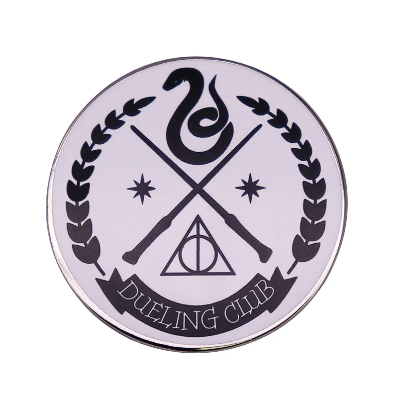Значок со страшным оружием Slytherin Dueling Club
Значок со страшным оружием Slytherin Dueling Club
