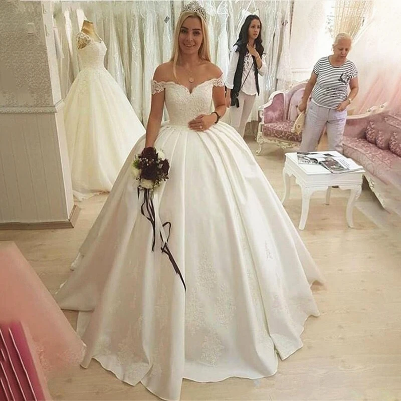 Vintage Princess Ball Gown Wedding Dresses Off the Shoulder Lace Satin Bridal Gowns Sweep Train Vestidos de Novia 2020 Classic
Vintage Princess Ball Gown Wedding Dresses Off the Shoulder Lace Satin Bridal Gowns Sweep Train Vestidos de Novia 2020 Classic