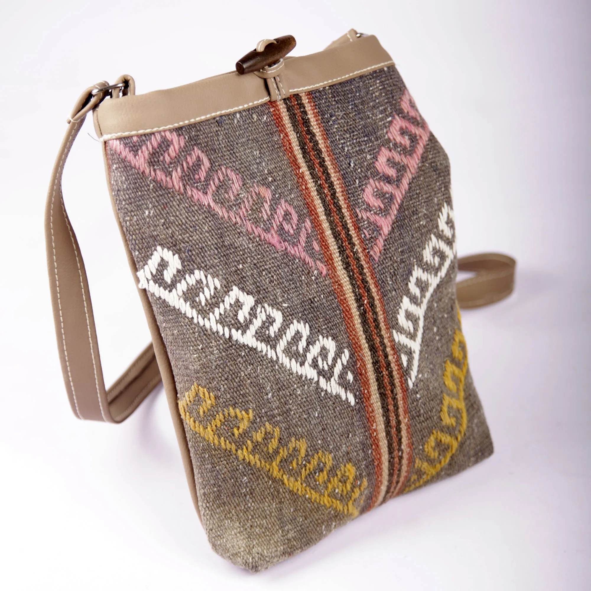 Сумка кросс-боди Turkih Kilim с узором, Наплечная Сумка Kilim, турецкий ковер ручной работы, Подлинная сумка хиппи, Восточная сумка Kilim
Сумка кросс-боди Turkih Kilim с узором, Наплечная Сумка Kilim, турецкий ковер ручной работы, Подлинная сумка хиппи, Восточная сумка Kilim