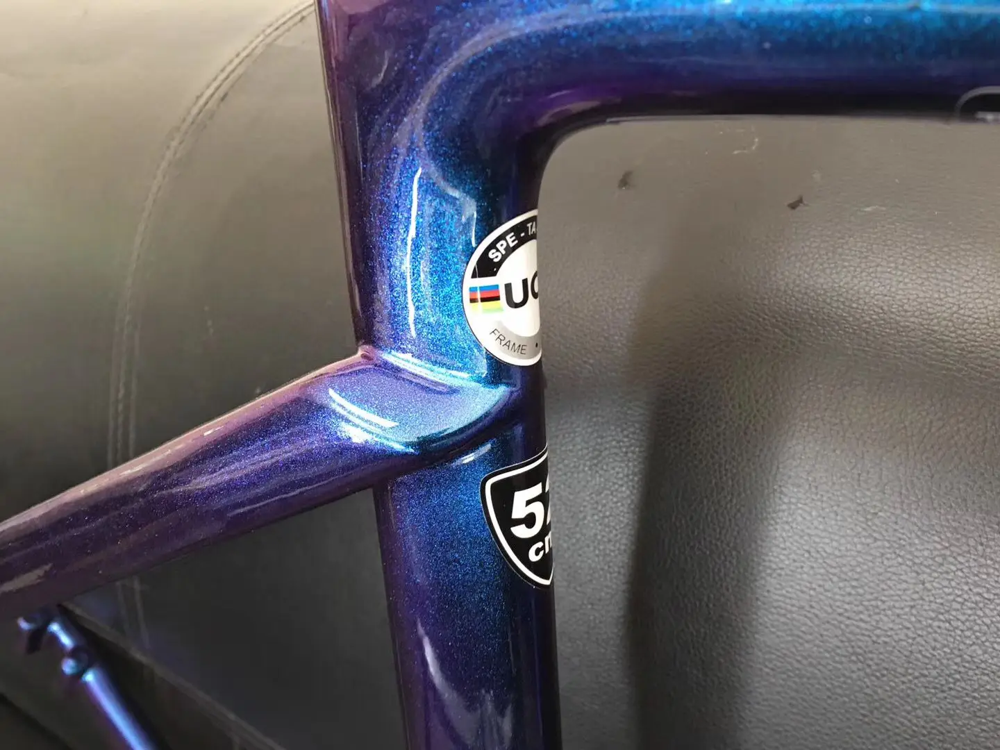 Only 960g chameleon color bicycle carbon frame disc road bike frame T1100 ud glossy blue cycling framework made in taiwan
Only 960g chameleon color bicycle carbon frame disc road bike frame T1100 ud glossy blue cycling framework made in taiwan