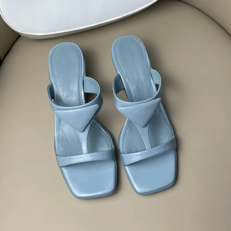2021 New Low Heel Casual Slippers Spring And Summer Cat Heel Sandals Luxury Brand Designer Leisure Square Shoes Size 35-40
2021 New Low Heel Casual Slippers Spring And Summer Cat Heel Sandals Luxury Brand Designer Leisure Square Shoes Size 35-40