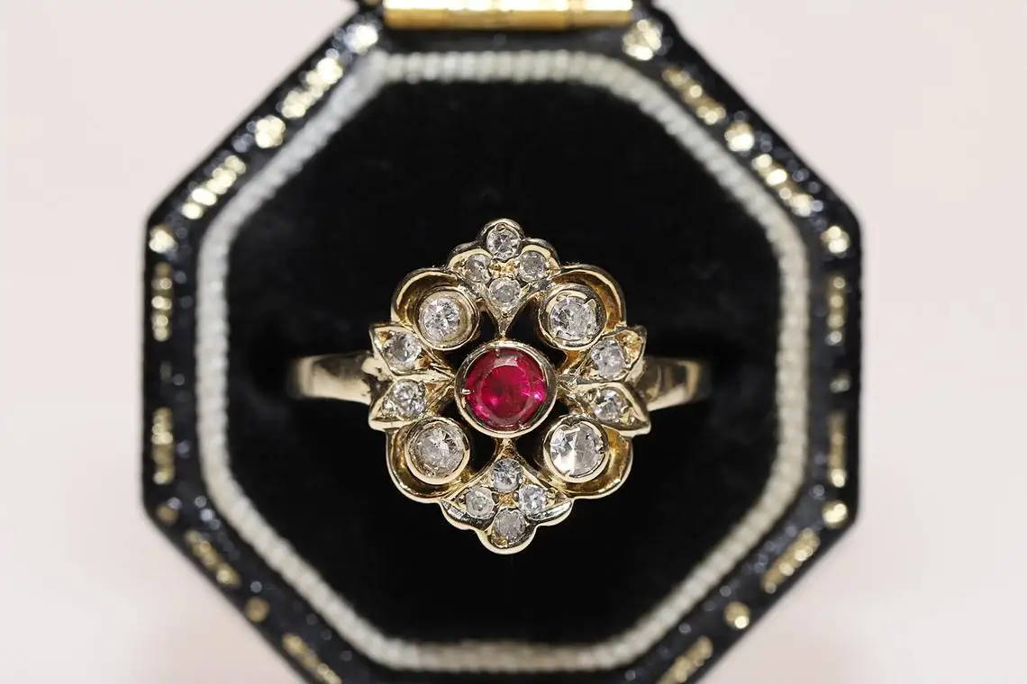 

Оригинальный Винтаж из 14-каратного золота с бриллиантом и Рубином, украшенные красивое кольцо