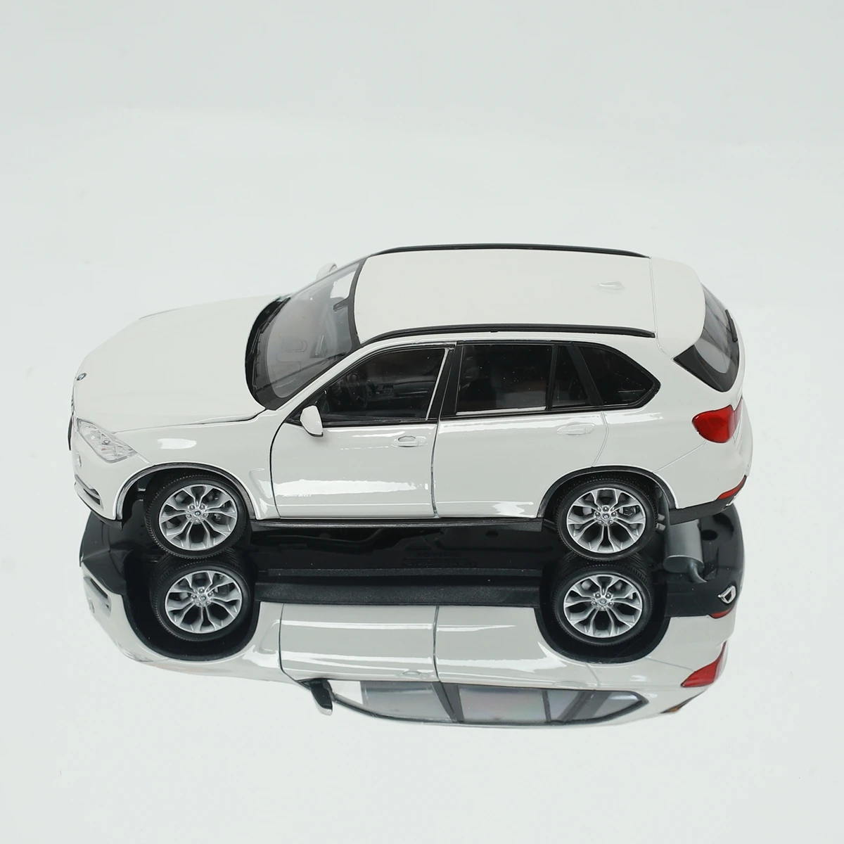 WELLY 1:24 BMW X5 SUV Alloy Luxury Vehicle Diecast Pull Back Cars Model Toy Collection Xmas Gift
WELLY 1:24 BMW X5 SUV Alloy Luxury Vehicle Diecast Pull Back Cars Model Toy Collection Xmas Gift