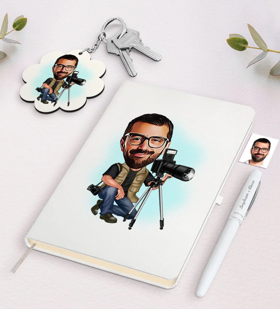Personalized Men 'S Professional Photographer Caricature Of White Notebook pen And Keychain Gift Set Reliable Quality gift
Personalized Men 'S Professional Photographer Caricature Of White Notebook pen And Keychain Gift Set Reliable Quality gift