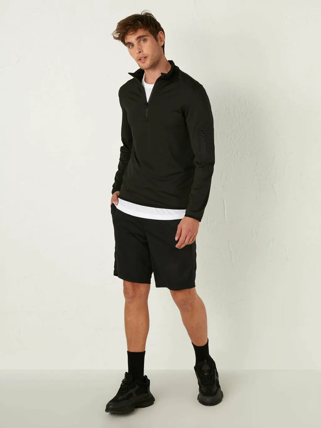 Dik Yaka Fermuarl Sweatshirt
Dik Yaka Fermuarl Sweatshirt