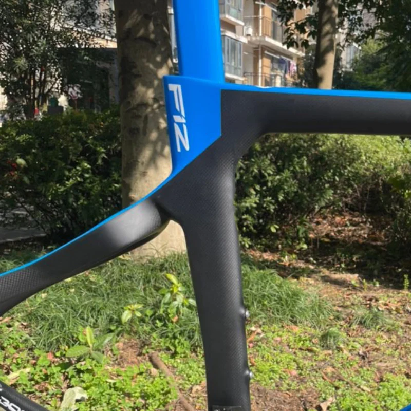 Высококачественный дорожный велосипед Grenadiers bicicleta велосипед T1100 carbon F12 frame T1100 1K V brake синяя и черная рама
Высококачественный дорожный велосипед Grenadiers bicicleta велосипед T1100 carbon F12 frame T1100 1K V brake синяя и черная рама
