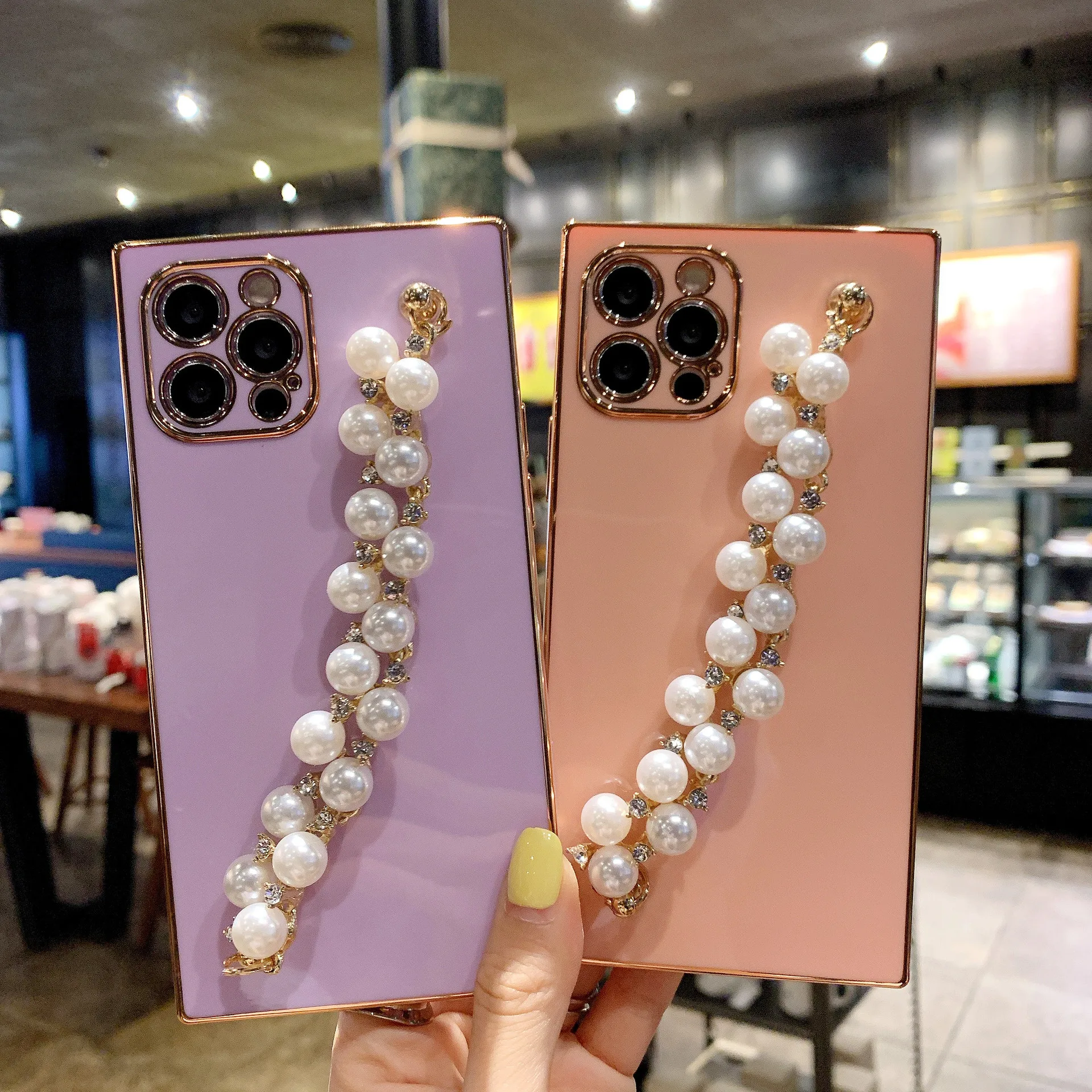 Pearl Ddiamond Bracelet Phone Case For iPhone 12 Pro Max Mini 11 Pro Max Square Plating Chain Back Cover For iphone X XS XR 7 8
Pearl Ddiamond Bracelet Phone Case For iPhone 12 Pro Max Mini 11 Pro Max Square Plating Chain Back Cover For iphone X XS XR 7 8