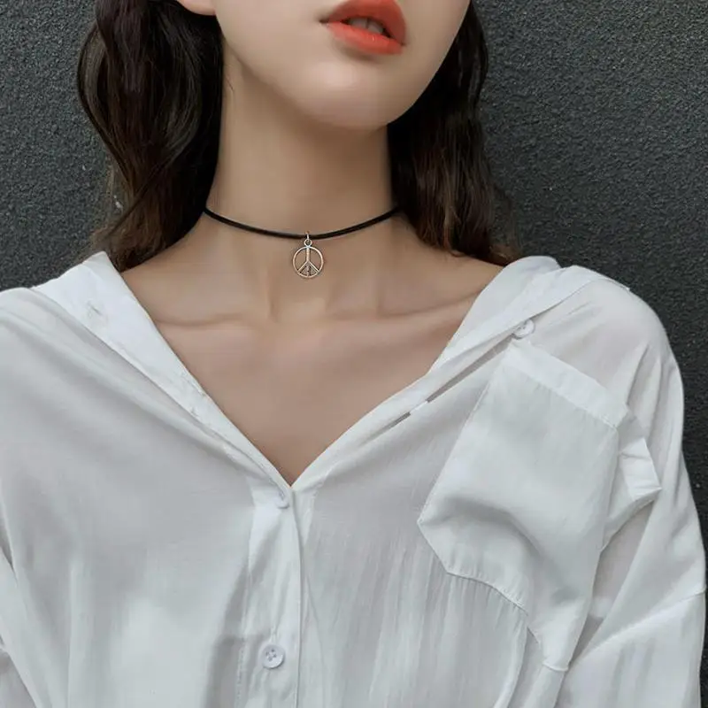 Fashion Silver Peace Sign Choker Black Leather Suede Cord Retro Necklace for Girlfriends Gift
Fashion Silver Peace Sign Choker Black Leather Suede Cord Retro Necklace for Girlfriends Gift